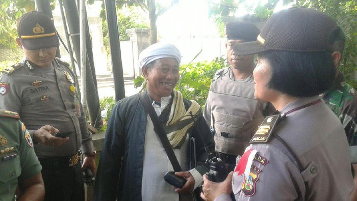 Pria Bersorban Ingin Tawari Raja Salman Giok dan Sarang Walet