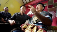 Elly, biasa ia disapa menjelaskan kondisi kesehatannya kepada Imam Nahrawi.
