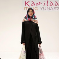 Koleksi Kamilaa by Itang Yunasz yang mengangkat tema Belanga Wastra di Pusat Grosir Blok B Tanah Abang. Jakarta. [Foto: Mohammad Abduh/Wolipop]