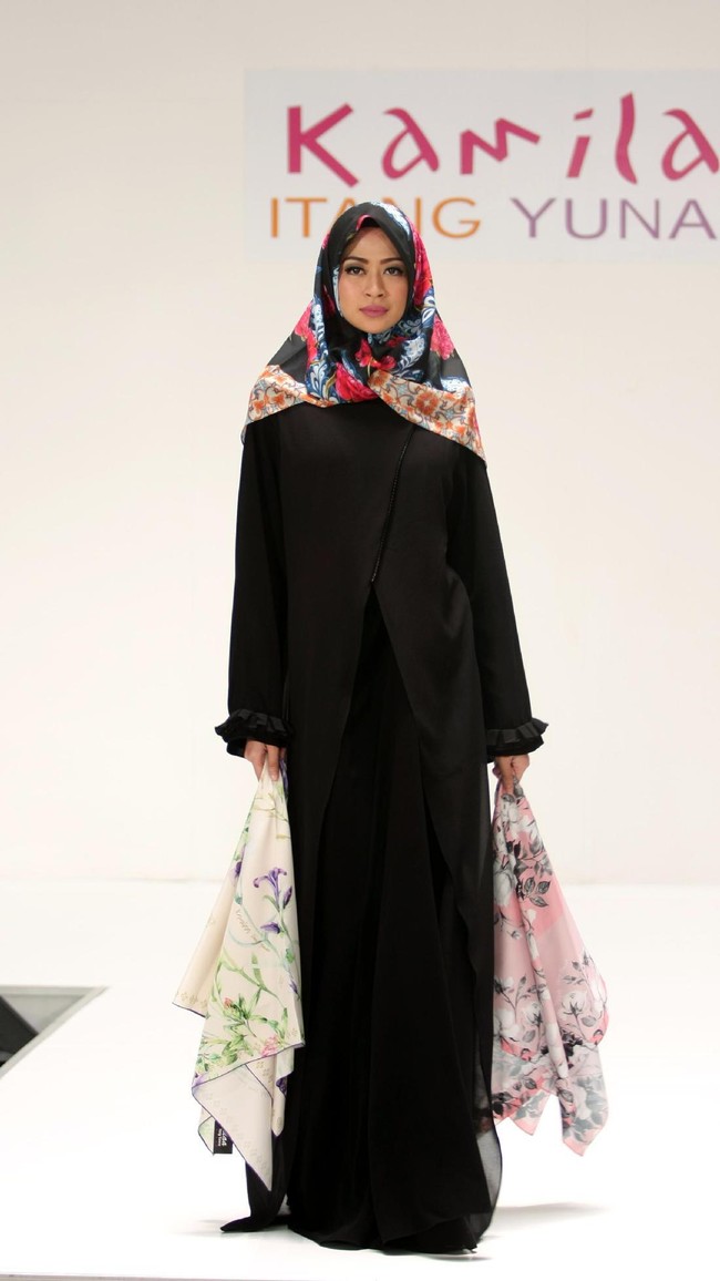 Koleksi Kamilaa by Itang Yunasz yang mengangkat tema Belanga Wastra di Pusat Grosir Blok B Tanah Abang. Jakarta. [Foto: Mohammad Abduh/Wolipop]