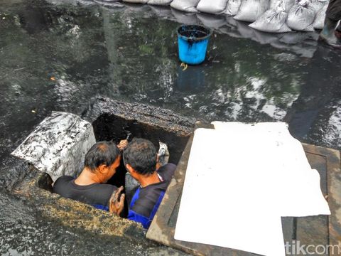 Cek Saluran Air di Jl Gatot Subroto, Soni Lihat Kerja Pasukan Biru