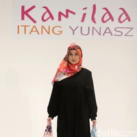 Koleksi Kamilaa by Itang Yunasz yang mengangkat tema Belanga Wastra di Pusat Grosir Blok B Tanah Abang. Jakarta. [Foto: Mohammad Abduh/Wolipop]