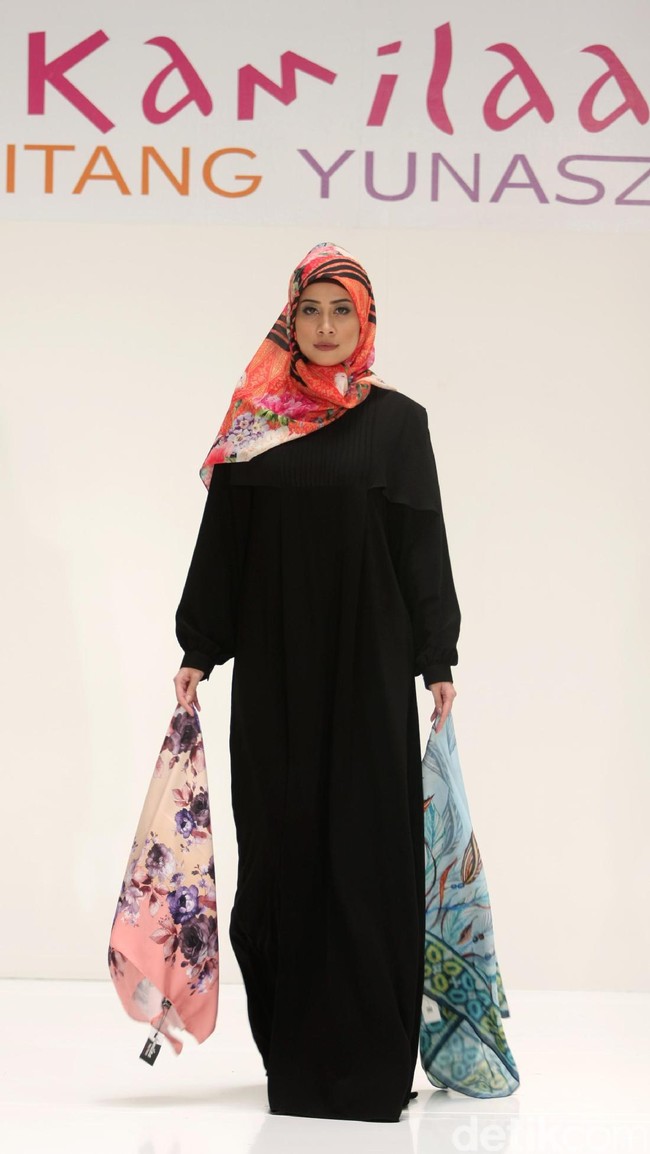 Koleksi Kamilaa by Itang Yunasz yang mengangkat tema Belanga Wastra di Pusat Grosir Blok B Tanah Abang. Jakarta. [Foto: Mohammad Abduh/Wolipop]