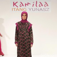 Koleksi Kamilaa by Itang Yunasz yang mengangkat tema Belanga Wastra di Pusat Grosir Blok B Tanah Abang. Jakarta. [Foto: Mohammad Abduh/Wolipop]