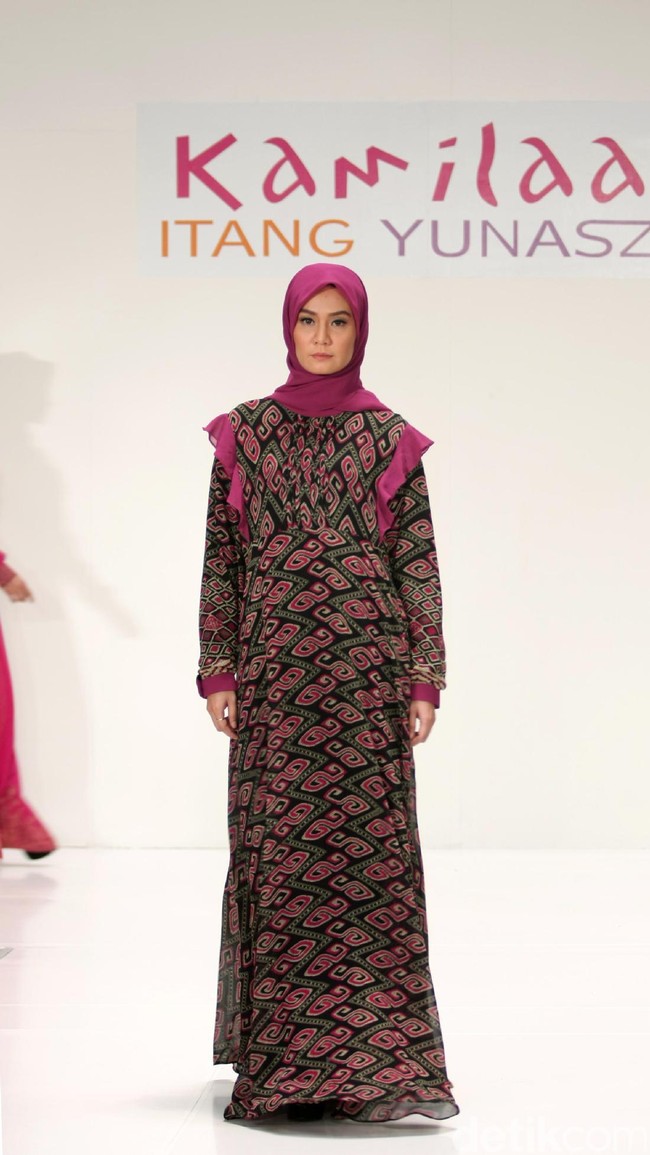 Koleksi Kamilaa by Itang Yunasz yang mengangkat tema Belanga Wastra di Pusat Grosir Blok B Tanah Abang. Jakarta. [Foto: Mohammad Abduh/Wolipop]