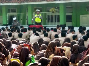 Begini Kampanye Tertib Lalin Ala Stand Up Comedy Polisi Cianjur