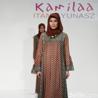 Koleksi Kamilaa by Itang Yunasz yang mengangkat tema Belanga Wastra di Pusat Grosir Blok B Tanah Abang. Jakarta. [Foto: Mohammad Abduh/Wolipop]