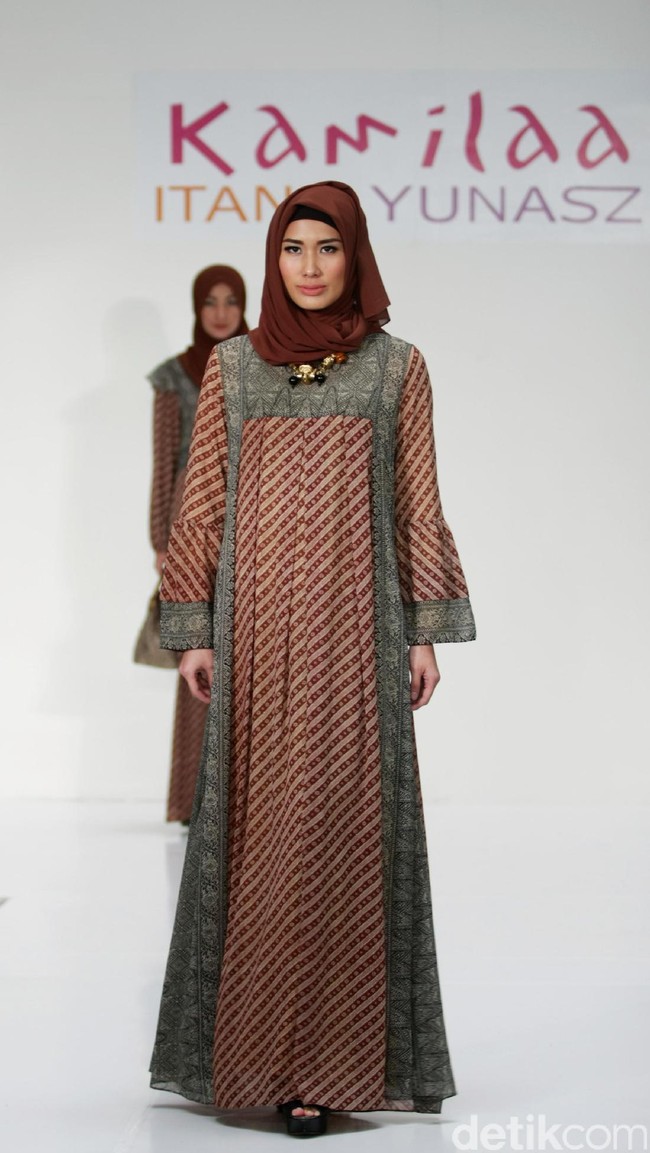 Koleksi Kamilaa by Itang Yunasz yang mengangkat tema Belanga Wastra di Pusat Grosir Blok B Tanah Abang. Jakarta. [Foto: Mohammad Abduh/Wolipop]