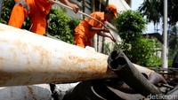 Sampah kulit kabel dan pipa paralon dikumpulkan di kantor Kelurahan Kuningan Barat. Pihak Sudin Jaksel sendiri belum mengetahui asal sampah-sampah tersebut.