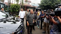 Imam Nahrawi datang ke kediamanan Ellyas Pical di Kompleks Duta Bintaro, Tangerang Selatan, untuk memastikan kondisi kesehatan petinju legendaris Indonesia tersebut.