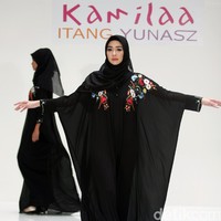 Koleksi Kamilaa by Itang Yunasz yang mengangkat tema Belanga Wastra di Pusat Grosir Blok B Tanah Abang. Jakarta. [Foto: Mohammad Abduh/Wolipop]