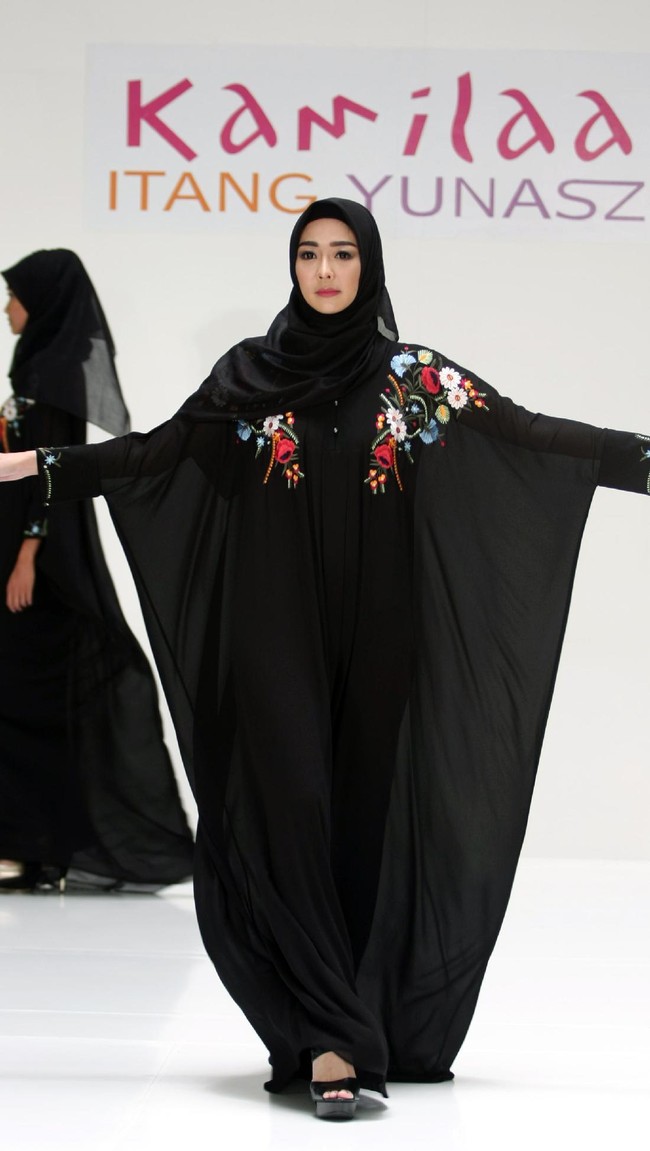 Koleksi Kamilaa by Itang Yunasz yang mengangkat tema Belanga Wastra di Pusat Grosir Blok B Tanah Abang. Jakarta. [Foto: Mohammad Abduh/Wolipop]