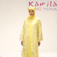 Koleksi Kamilaa by Itang Yunasz yang mengangkat tema Belanga Wastra di Pusat Grosir Blok B Tanah Abang. Jakarta. [Foto: Mohammad Abduh/Wolipop]