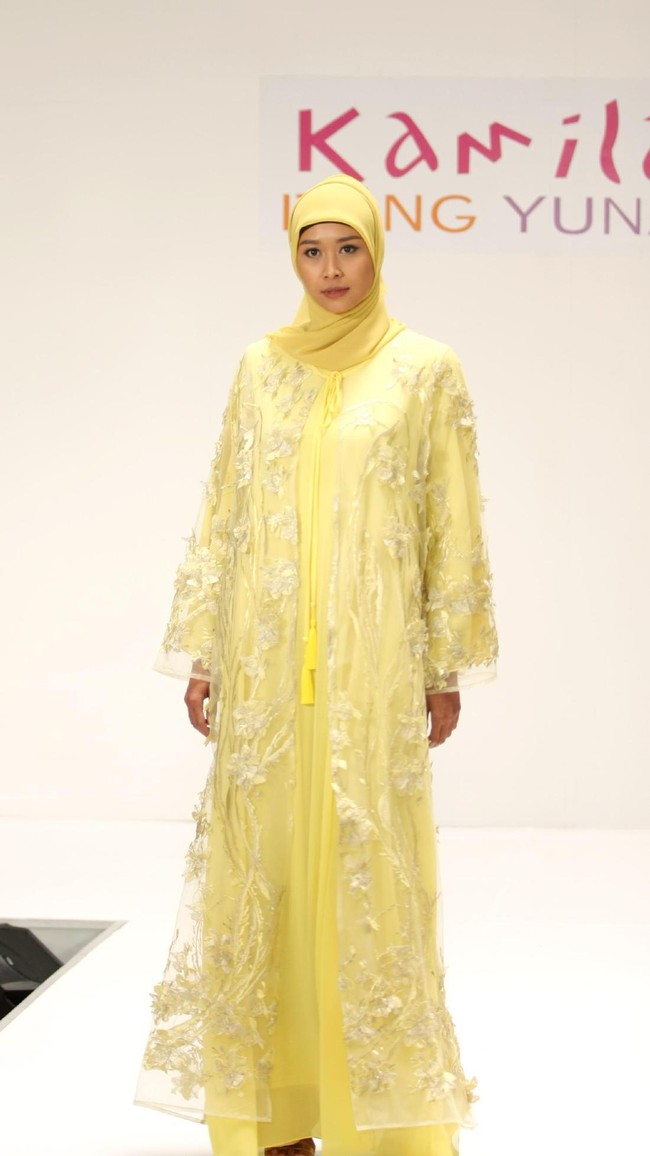 Koleksi Kamilaa by Itang Yunasz yang mengangkat tema Belanga Wastra di Pusat Grosir Blok B Tanah Abang. Jakarta. [Foto: Mohammad Abduh/Wolipop]