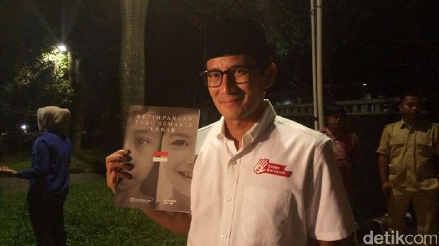Sandiaga saat memegang data Bank Dunia pada 2017 lalu.