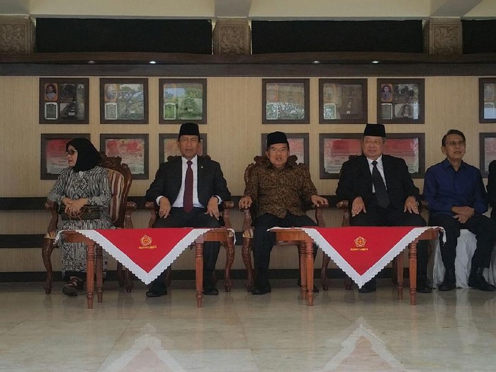 Pemakaman Eks Mendagri Maruf di Kalibata, SBY-JK Duduk Sebelahan