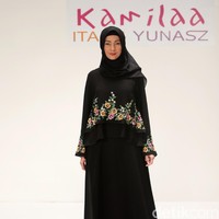 Koleksi Kamilaa by Itang Yunasz yang mengangkat tema Belanga Wastra di Pusat Grosir Blok B Tanah Abang. Jakarta. [Foto: Mohammad Abduh/Wolipop]