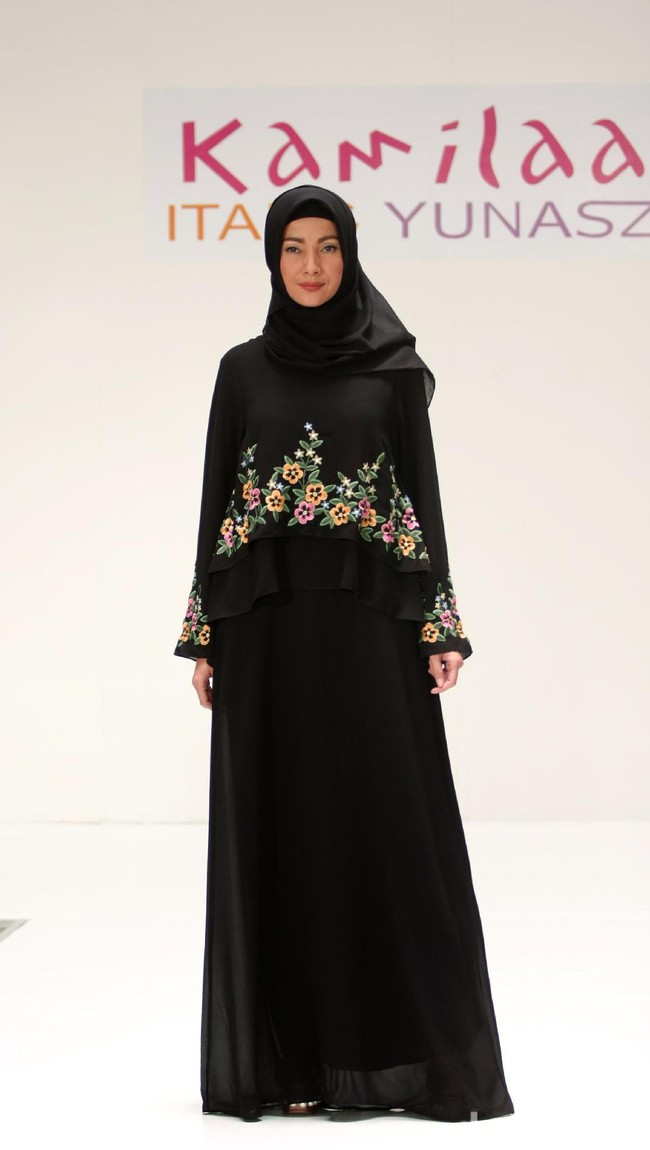 Koleksi Kamilaa by Itang Yunasz yang mengangkat tema Belanga Wastra di Pusat Grosir Blok B Tanah Abang. Jakarta. [Foto: Mohammad Abduh/Wolipop]