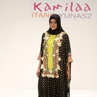 Koleksi Kamilaa by Itang Yunasz yang mengangkat tema Belanga Wastra di Pusat Grosir Blok B Tanah Abang. Jakarta. [Foto: Mohammad Abduh/Wolipop]