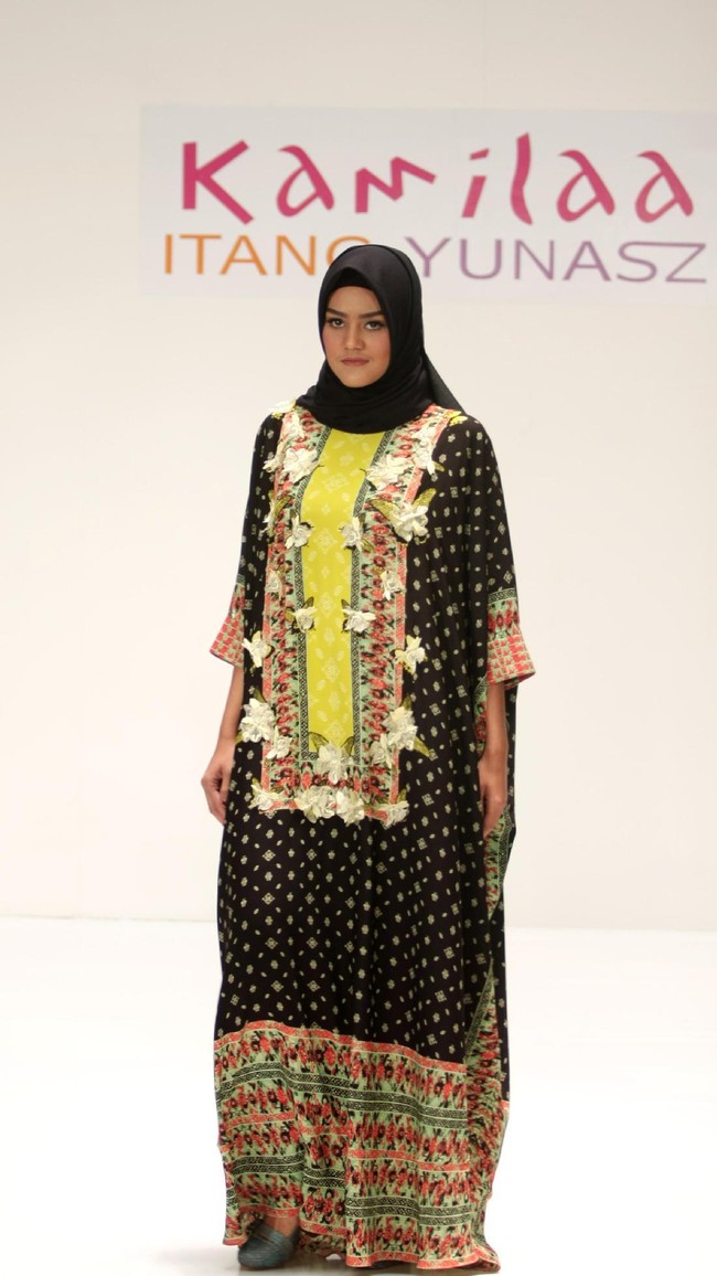 Koleksi Kamilaa by Itang Yunasz yang mengangkat tema Belanga Wastra di Pusat Grosir Blok B Tanah Abang. Jakarta. [Foto: Mohammad Abduh/Wolipop]