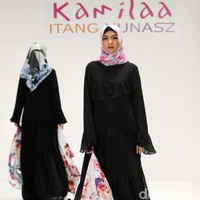 Koleksi Kamilaa by Itang Yunasz yang mengangkat tema Belanga Wastra di Pusat Grosir Blok B Tanah Abang. Jakarta. [Foto: Mohammad Abduh/Wolipop]