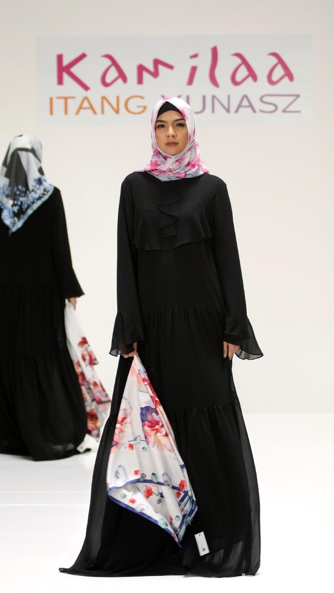 Koleksi Kamilaa by Itang Yunasz yang mengangkat tema Belanga Wastra di Pusat Grosir Blok B Tanah Abang. Jakarta. [Foto: Mohammad Abduh/Wolipop]