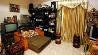 Sebuah kursi sofa dan kursi berbentuk sepatu menghiasi salah satu ruangan di rumah Ellyas Pical.