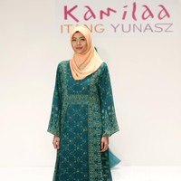 Koleksi Kamilaa by Itang Yunasz yang mengangkat tema Belanga Wastra di Pusat Grosir Blok B Tanah Abang. Jakarta. [Foto: Mohammad Abduh/Wolipop]