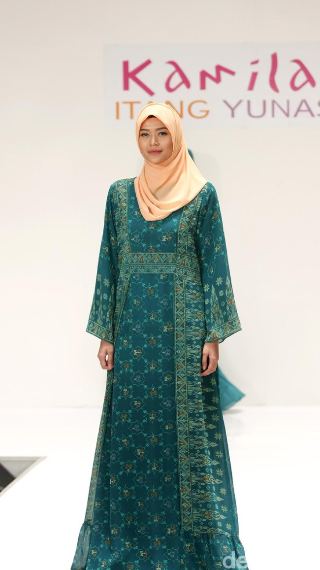 Koleksi Kamilaa by Itang Yunasz yang mengangkat tema Belanga Wastra di Pusat Grosir Blok B Tanah Abang. Jakarta. [Foto: Mohammad Abduh/Wolipop]