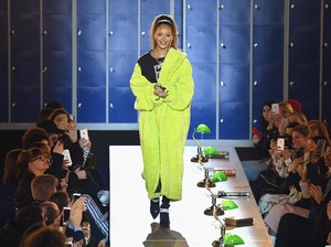 Rilis Sneakers Berpita, Koleksi Rihanna x Puma Laris Diserbu Pembeli
