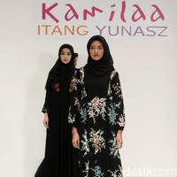 Koleksi Kamilaa by Itang Yunasz yang mengangkat tema Belanga Wastra di Pusat Grosir Blok B Tanah Abang. Jakarta. [Foto: Mohammad Abduh/Wolipop]