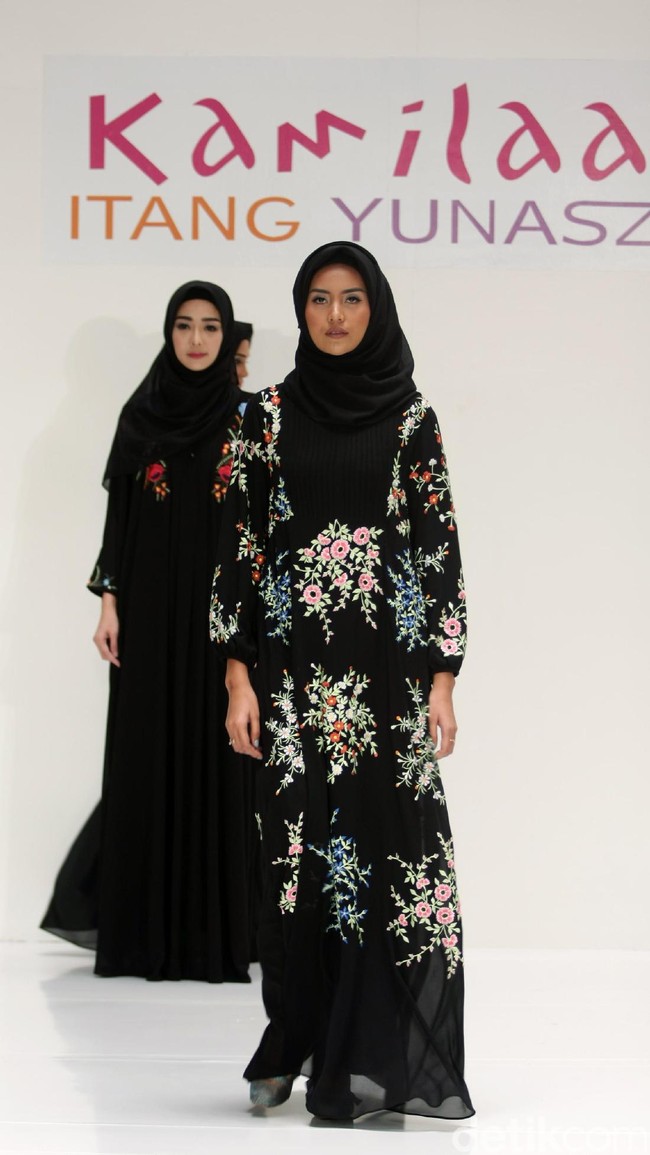 Koleksi Kamilaa by Itang Yunasz yang mengangkat tema Belanga Wastra di Pusat Grosir Blok B Tanah Abang. Jakarta. [Foto: Mohammad Abduh/Wolipop]