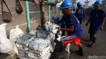 Aksi Pasukan Oranye dan Biru Bersihkan Gorong-gorong