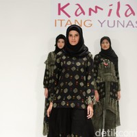 Koleksi Kamilaa by Itang Yunasz yang mengangkat tema Belanga Wastra di Pusat Grosir Blok B Tanah Abang. Jakarta. [Foto: Mohammad Abduh/Wolipop]