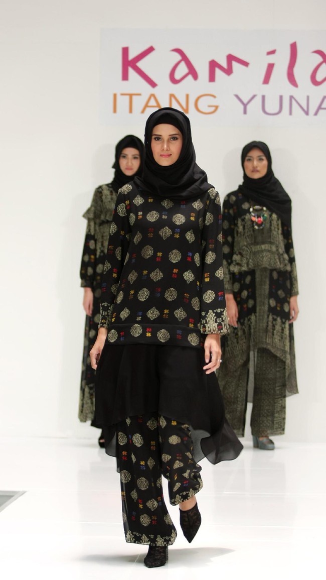 Koleksi Kamilaa by Itang Yunasz yang mengangkat tema Belanga Wastra di Pusat Grosir Blok B Tanah Abang. Jakarta. [Foto: Mohammad Abduh/Wolipop]