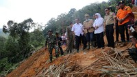 Menteri Sosial Khofifah Indar Parawansa meninjau lokasi lonsor. Pool/dok. Kemensos.