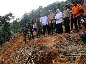 Mensos Tinjau Lokasi Longsor di Sumbar