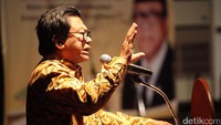 Oesman Sapta saat memberikan pidato mengenai sosialisasi empat pilar MPR.