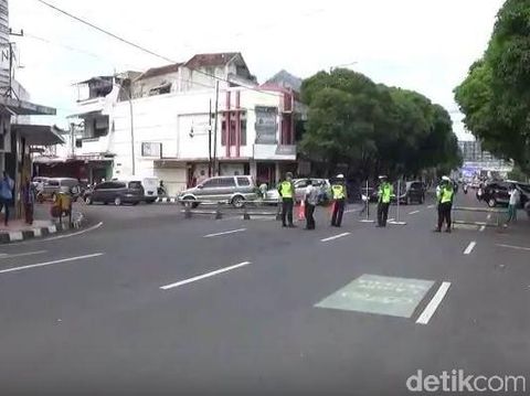 Polisi mengalihkan arus lalu lintas di lokasi penembakan
