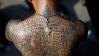 Tato yang dibuat oleh para biksu Budha digambarkan menggunakan tongkat bambu yang diasah atau logam berupa jarum.  REUTERS/Jorge Silva.