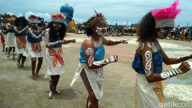 Para penampil dalam pakaian adat (Bonauli/detikTravel)
