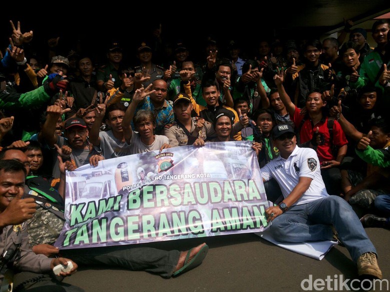 Ojek Online dan Sopir Angkot di Tangerang Gelar Deklarasi Damai Ojek Online dan Sopir Angkot di Tangerang Gelar Deklarasi Damai