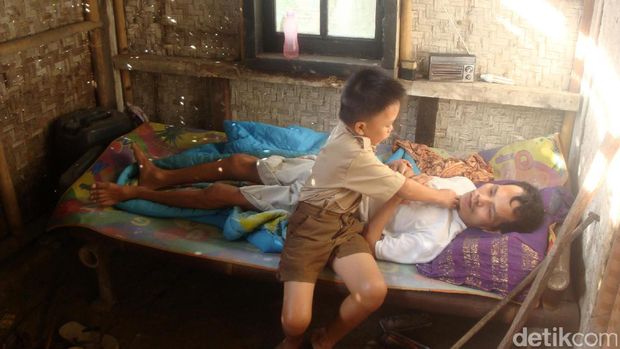 Bocah SD Rawat Ayahnya yang Lumpuh Seorang Diri, Ini Cerita Sang Ibu