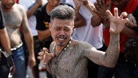 Hadirnya festival tersebut, bertujuan untuk mengisi ulang kekuatan tato suci dalam tubuh sejumlah pemuja. Kekuatan mistis mereka harus dipulihkan di festival. REUTERS/Jorge Silva.