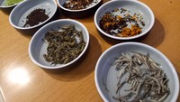 Beragam jenis bahan yang enak dicampurkan menjadi tea blend. Ada bergamot oil, cinnamon, vanilla serta bunga osmanthus.