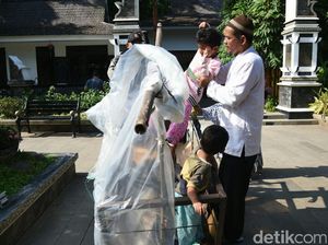 Kisah Pilu Manusia Gerobak yang Berjalan dari Lampung ke Purwakarta