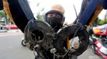 Aksi Driver Ojek Online Pungut Ranjau Paku