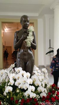 'Seorang Gadis' karya Martha Jiraskova, perunggu, 165 cm