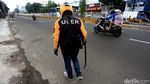 Aksi Driver Ojek Online Pungut Ranjau Paku