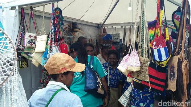 Aneka oleh-oleh dijual dalam acara bazar (Bonauli/detikTravel)